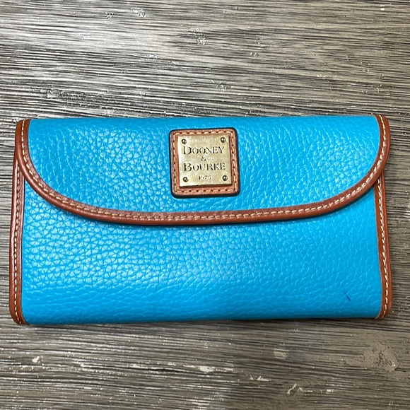 Dooney & Bourke Handbags - Dooney and Bourke Wallet